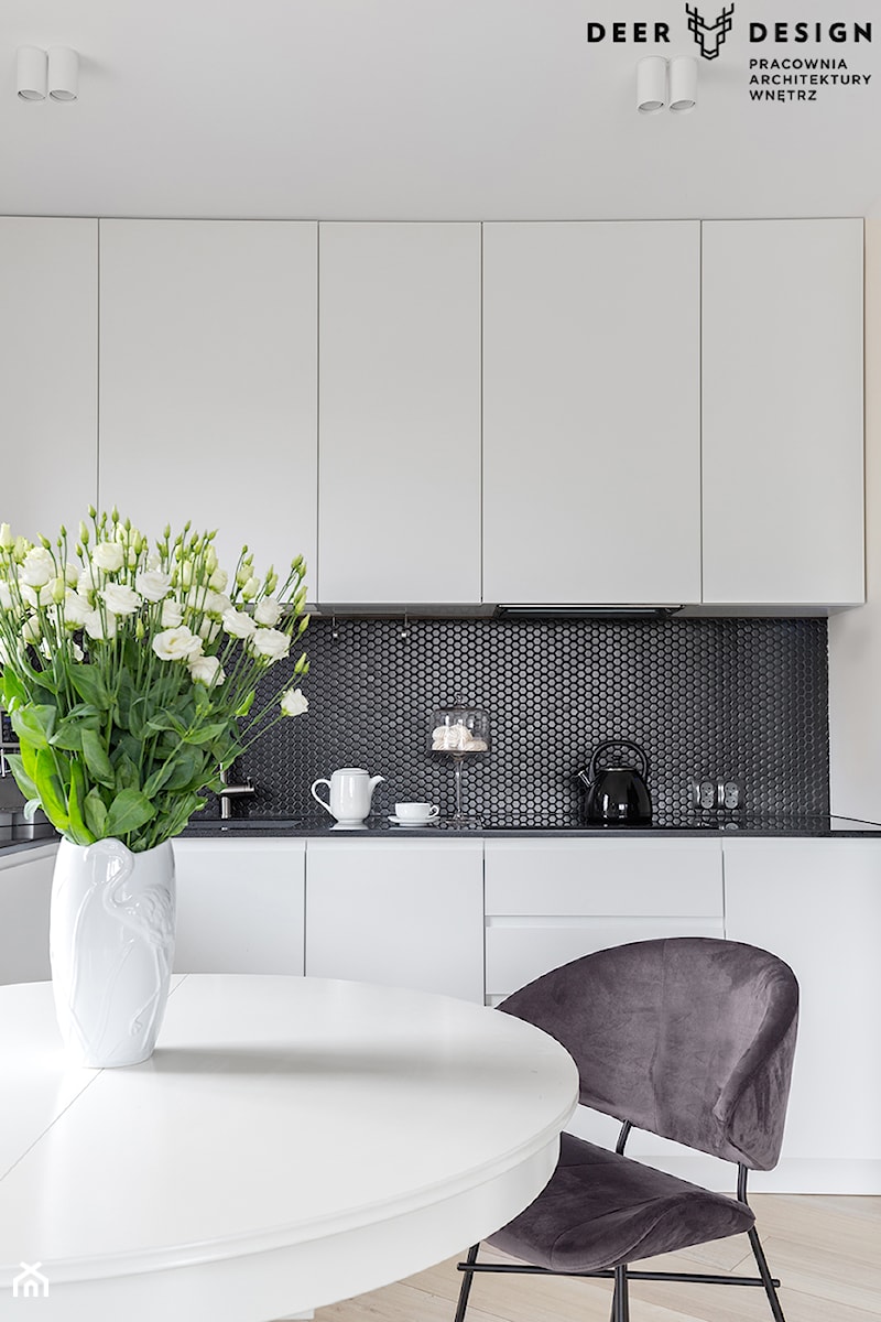W duchu nowoczesności - Średnia z salonem biała czarna z zabudowaną lodówką z podblatowym zlewozmywakiem kuchnia jednorzędowa, styl nowoczesny - zdjęcie od Deer Design