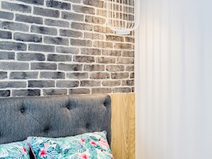 Romantycznie z Kolorem - Mała biała sypialnia, styl skandynawski - zdjęcie od Deer Design