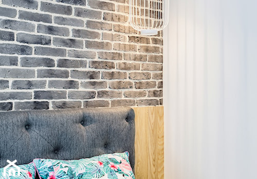 Romantycznie z Kolorem - Mała biała sypialnia, styl skandynawski - zdjęcie od Deer Design