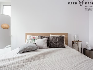 Jasne i przytulne wnętrze na warszawskiej Woli - Mała biała sypialnia, styl skandynawski - zdjęcie od Deer Design