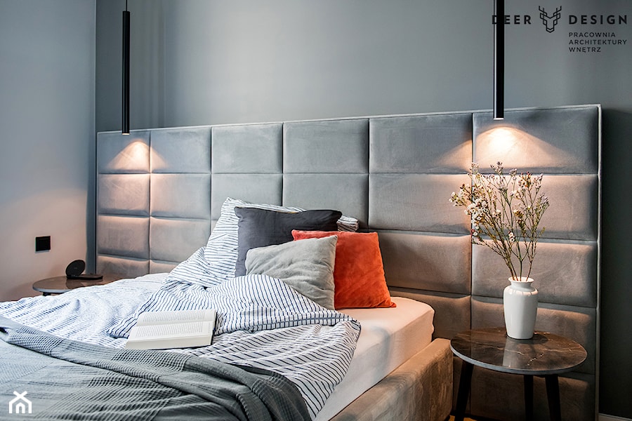 Mała przestrzeń dobrych rozwiązań - Mała biała szara sypialnia, styl skandynawski - zdjęcie od Deer Design