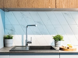 Siła szarości - Mała zamknięta z kamiennym blatem biała z zabudowaną lodówką z nablatowym zlewozmywakiem kuchnia jednorzędowa, styl minimalistyczny - zdjęcie od Deer Design