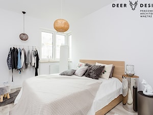 Jasne i przytulne wnętrze na warszawskiej Woli - Średnia biała sypialnia z garderobą, styl skandynawski - zdjęcie od Deer Design