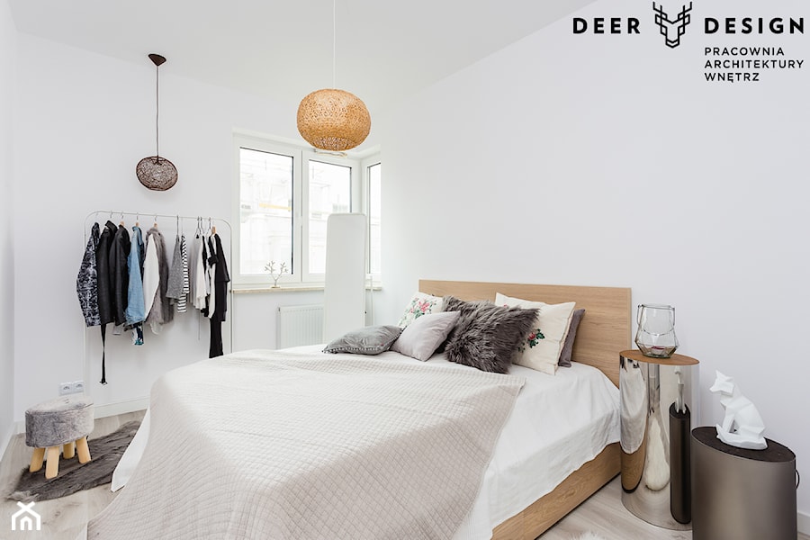 Jasne i przytulne wnętrze na warszawskiej Woli - Średnia biała sypialnia z garderobą, styl skandynawski - zdjęcie od Deer Design