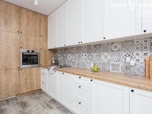 Dwupoziomowe mieszkanie w stylu skandynawskim - Średnia zamknięta szara z zabudowaną lodówką z nablatowym zlewozmywakiem kuchnia w kształcie litery l, styl skandynawski - zdjęcie od Deer Design