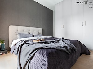 Apartament w centrum miasta - Średnia szara sypialnia, styl minimalistyczny - zdjęcie od Deer Design
