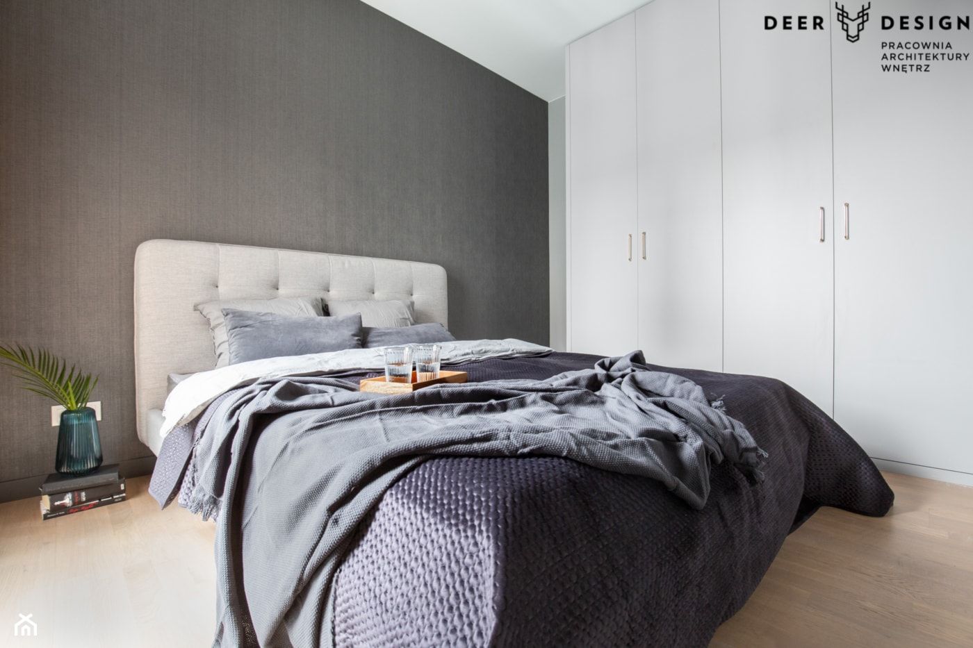 Apartament w centrum miasta - Średnia szara sypialnia, styl minimalistyczny - zdjęcie od Deer Design - Homebook