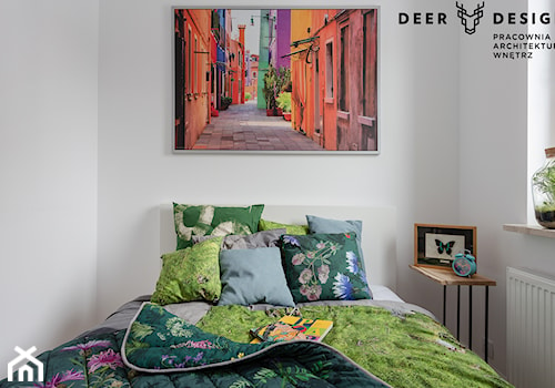Zielono mi, czyli wiosenne mieszkanie dla singla na warszawskiej Woli - Mała biała sypialnia, styl nowoczesny - zdjęcie od Deer Design