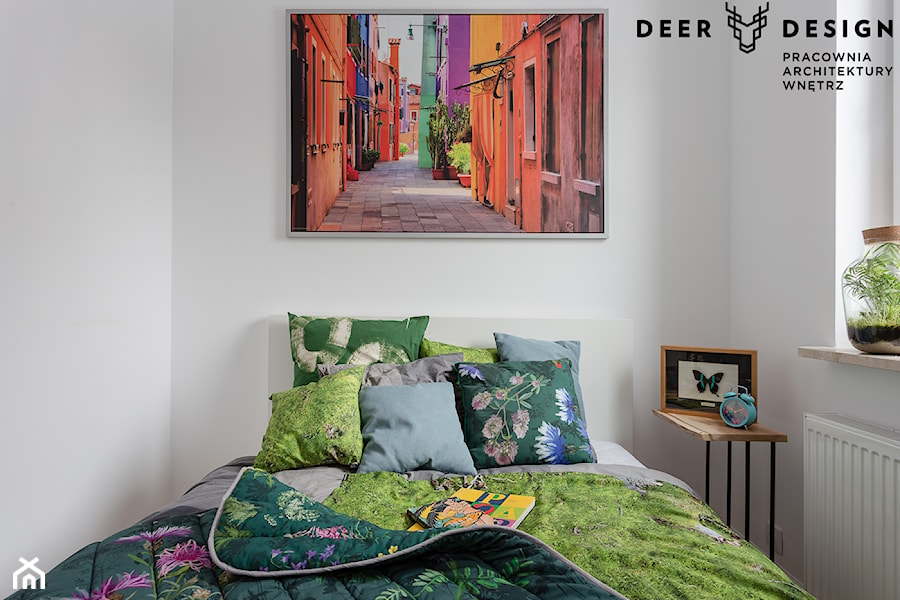 Zielono mi, czyli wiosenne mieszkanie dla singla na warszawskiej Woli - Mała biała sypialnia, styl nowoczesny - zdjęcie od Deer Design