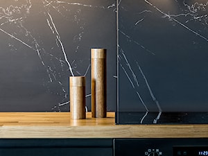 Postaw na czerń - Otwarta zamknięta z salonem czarna z zabudowaną lodówką kuchnia jednorzędowa z marmurem nad blatem kuchennym, styl minimalistyczny - zdjęcie od Deer Design