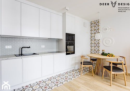Romantycznie z Kolorem - Średnia otwarta biała szara z zabudowaną lodówką z nablatowym zlewozmywakiem kuchnia jednorzędowa, styl skandynawski - zdjęcie od Deer Design