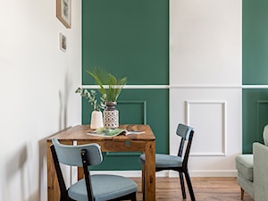 Ze sztukaterią w tle - Mała biała zielona jadalnia w salonie - zdjęcie od Deer Design
