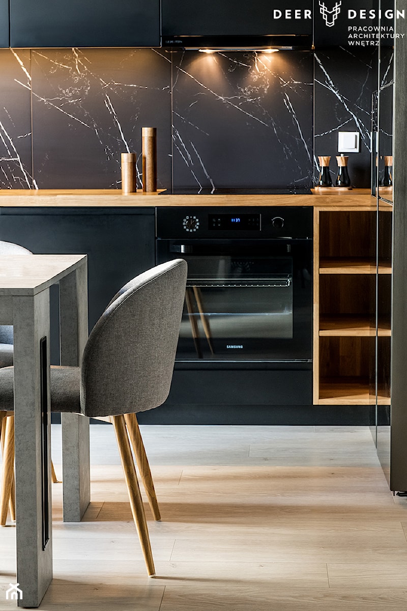 Postaw na czerń - Otwarta z zabudowaną lodówką kuchnia jednorzędowa z marmurem nad blatem kuchennym, styl minimalistyczny - zdjęcie od Deer Design