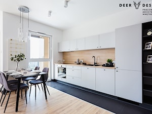 Prosta elegancja po prawej stronie Wisły - Mała otwarta z salonem biała z zabudowaną lodówką z nablatowym zlewozmywakiem kuchnia jednorzędowa z oknem, styl skandynawski - zdjęcie od Deer Design