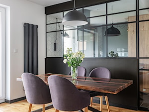 Soft loft i drewno - Średni biały czarny salon z jadalnią, styl skandynawski - zdjęcie od Deer Design