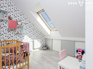 Dwupoziomowe mieszkanie w stylu skandynawskim - Średni biały szary pokój dziecka dla niemowlaka dla dziecka dla dziewczynki, styl skandynawski - zdjęcie od Deer Design