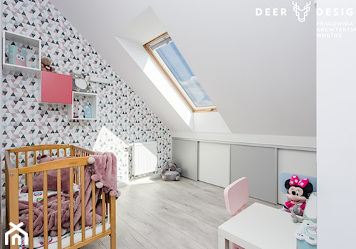 Dwupoziomowe mieszkanie w stylu skandynawskim - Średni biały szary pokój dziecka dla niemowlaka dla ... - zdjęcie od Deer Design