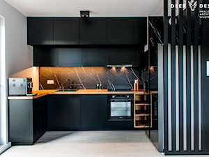 Postaw na czerń - Średnia otwarta biała czarna z zabudowaną lodówką z podblatowym zlewozmywakiem kuchnia w kształcie litery u z oknem z marmurem nad blatem kuchennym, styl minimalistyczny - zdjęcie od Deer Design