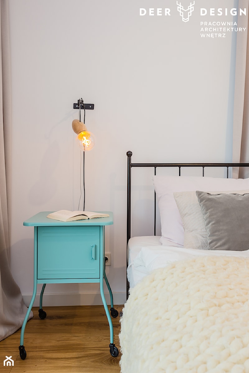 Na Saskiej Kępie w stylu loftowym - Średnia biała sypialnia, styl skandynawski - zdjęcie od Deer Design