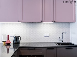 W kobiecym stylu - Mała otwarta biała z zabudowaną lodówką z nablatowym zlewozmywakiem kuchnia z fioletowymi frontami z różowymi frontami w kształcie litery l, styl skandynawski - zdjęcie od Deer Design