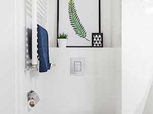 Bazując na bieli - Mała bez okna łazienka, styl nowoczesny - zdjęcie od Deer Design