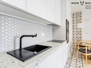 Romantycznie z Kolorem - Średnia otwarta z kamiennym blatem biała z zabudowaną lodówką z nablatowym zlewozmywakiem kuchnia jednorzędowa, styl skandynawski - zdjęcie od Deer Design