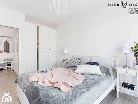 Aranżacje wnętrz - Sypialnia: Bazując na bieli - Średnia biała sypialnia z garderobą, styl nowoczesny - Deer Design. Przeglądaj, dodawaj i zapisuj najlepsze zdjęcia, pomysły i inspiracje designerskie. W bazie mamy już prawie milion fotografii!