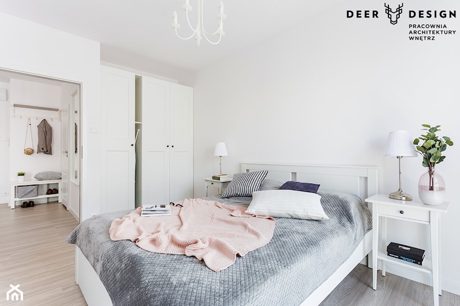 Bazując na bieli - Średnia biała sypialnia z garderobą, styl nowoczesny - zdjęcie od Deer Design
