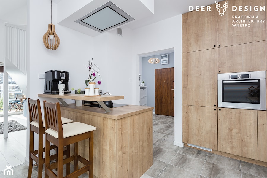 Dwupoziomowe mieszkanie w stylu skandynawskim - Mała otwarta biała z zabudowaną lodówką z lodówką wolnostojącą kuchnia dwurzędowa z wyspą lub półwyspem z oknem, styl skandynawski - zdjęcie od Deer Design