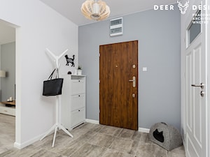 Dwupoziomowe mieszkanie w stylu skandynawskim - Średni z wieszakiem biały szary hol / przedpokój, styl skandynawski - zdjęcie od Deer Design