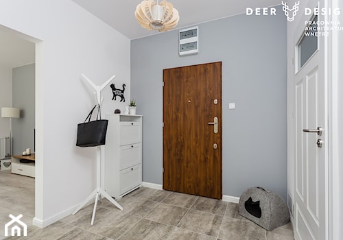 Dwupoziomowe mieszkanie w stylu skandynawskim - Średni z wieszakiem biały szary hol / przedpokój, styl skandynawski - zdjęcie od Deer Design