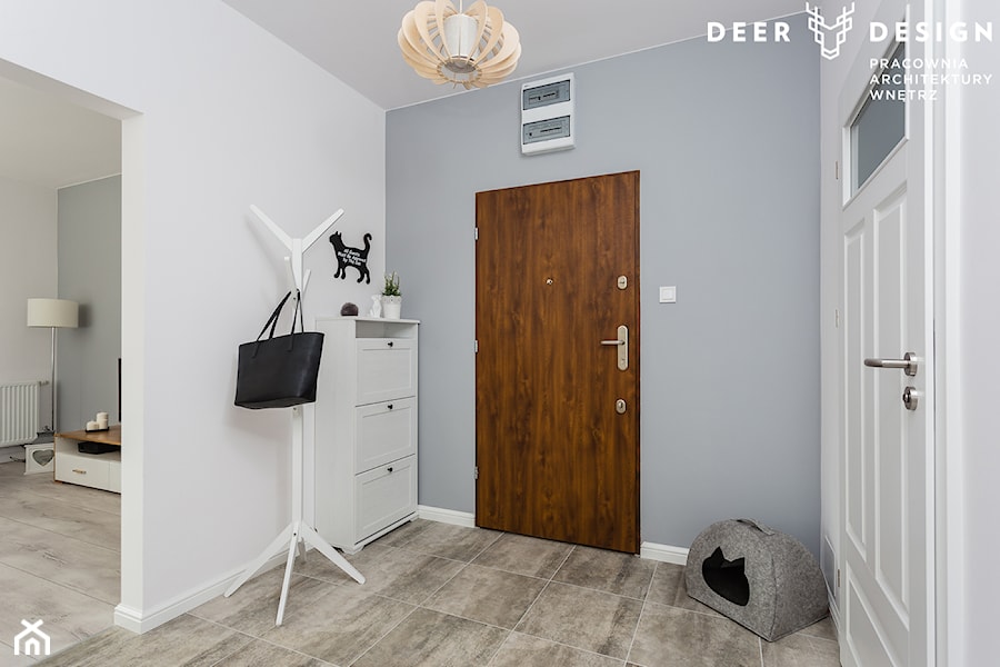 Dwupoziomowe mieszkanie w stylu skandynawskim - Średni z wieszakiem biały szary hol / przedpokój, styl skandynawski - zdjęcie od Deer Design