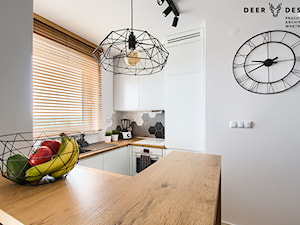 Przytulne mieszkanie w męskim wydaniu - Mała otwarta z salonem szara z zabudowaną lodówką z nablatowym zlewozmywakiem kuchnia w kształcie litery g z wyspą lub półwyspem z oknem, styl skandynawski - zdjęcie od Deer Design