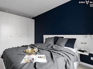 Na zasadzie kontrastu - Średnia biała niebieska sypialnia, styl nowoczesny - zdjęcie od Deer Design