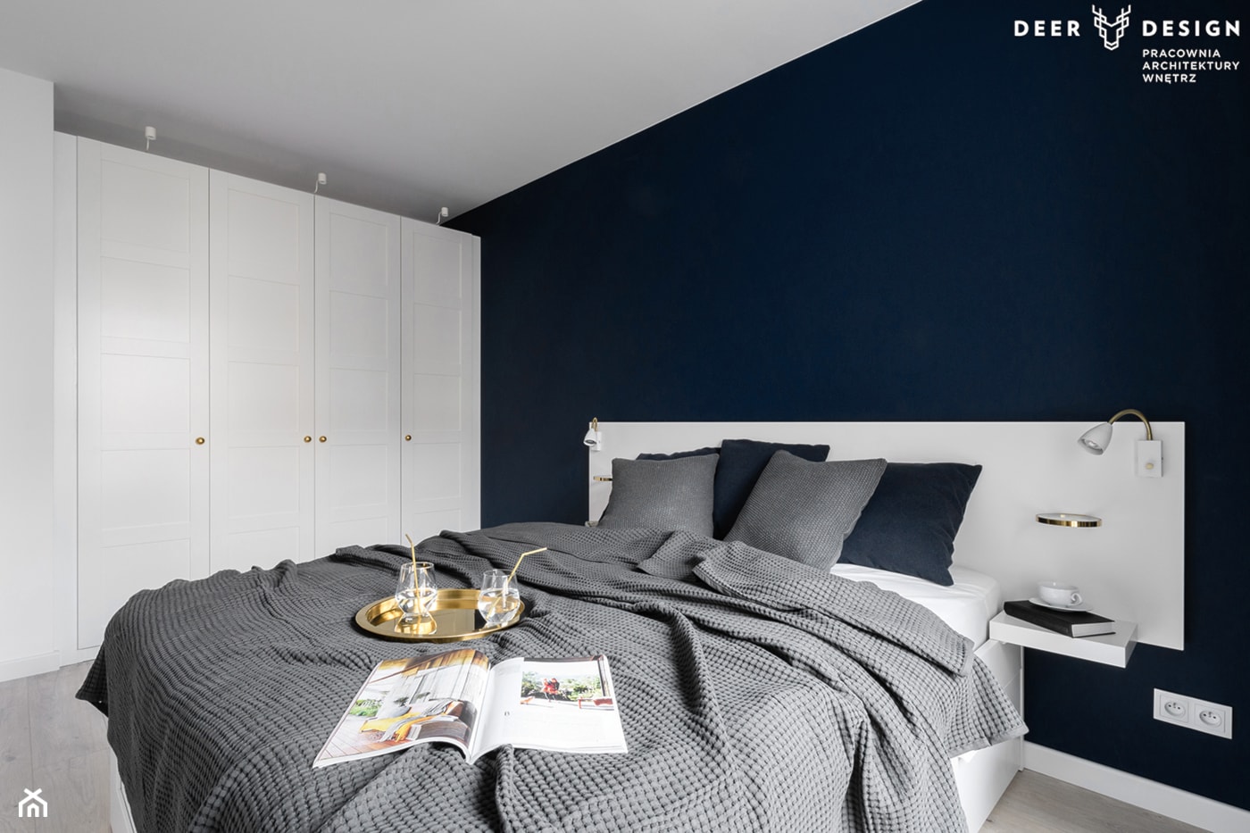 Na zasadzie kontrastu - Średnia biała niebieska sypialnia, styl nowoczesny - zdjęcie od Deer Design - Homebook