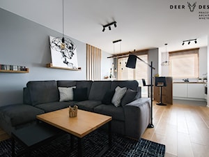 Przytulne mieszkanie w męskim wydaniu - Średni biały szary salon z kuchnią z jadalnią z tarasem / balkonem, styl skandynawski - zdjęcie od Deer Design