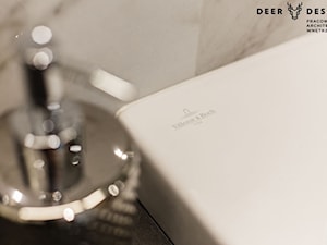 Klasyka, biel i spójność - Mała na poddaszu bez okna łazienka, styl skandynawski - zdjęcie od Deer Design