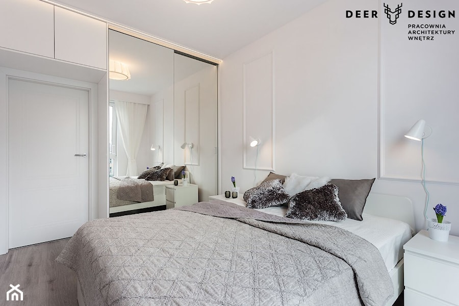 Klasyka, biel i spójność - Mała biała sypialnia, styl skandynawski - zdjęcie od Deer Design