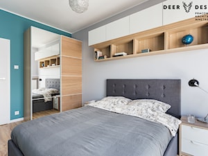 Egzotyczne klimaty w samym sercu warszawskiej Pragi Południe - Średnia niebieska szara sypialnia - zdjęcie od Deer Design