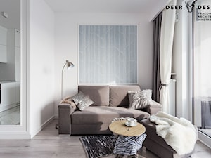 Klasyka, biel i spójność - Mały biały salon z kuchnią, styl skandynawski - zdjęcie od Deer Design