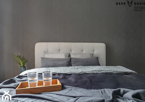 Apartament w centrum miasta - Czarna sypialnia, styl minimalistyczny - zdjęcie od Deer Design