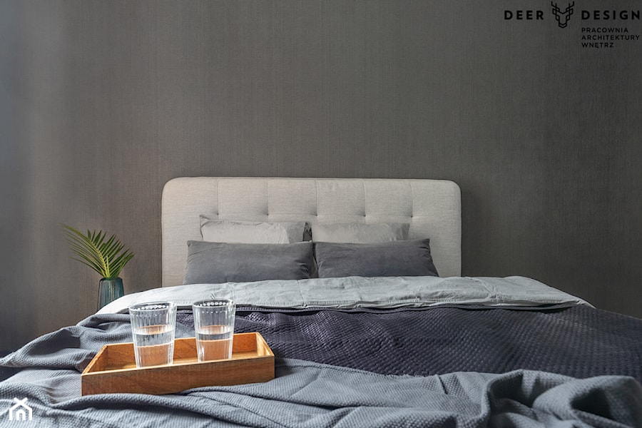 Apartament w centrum miasta - Czarna sypialnia, styl minimalistyczny - zdjęcie od Deer Design