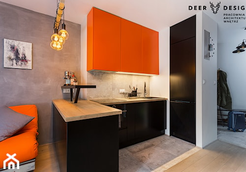 Industrialne wnętrze mieszkania dwupoziomowego - Mała otwarta biała z zabudowaną lodówką z nablatowym zlewozmywakiem kuchnia w kształcie litery u, styl industrialny - zdjęcie od Deer Design