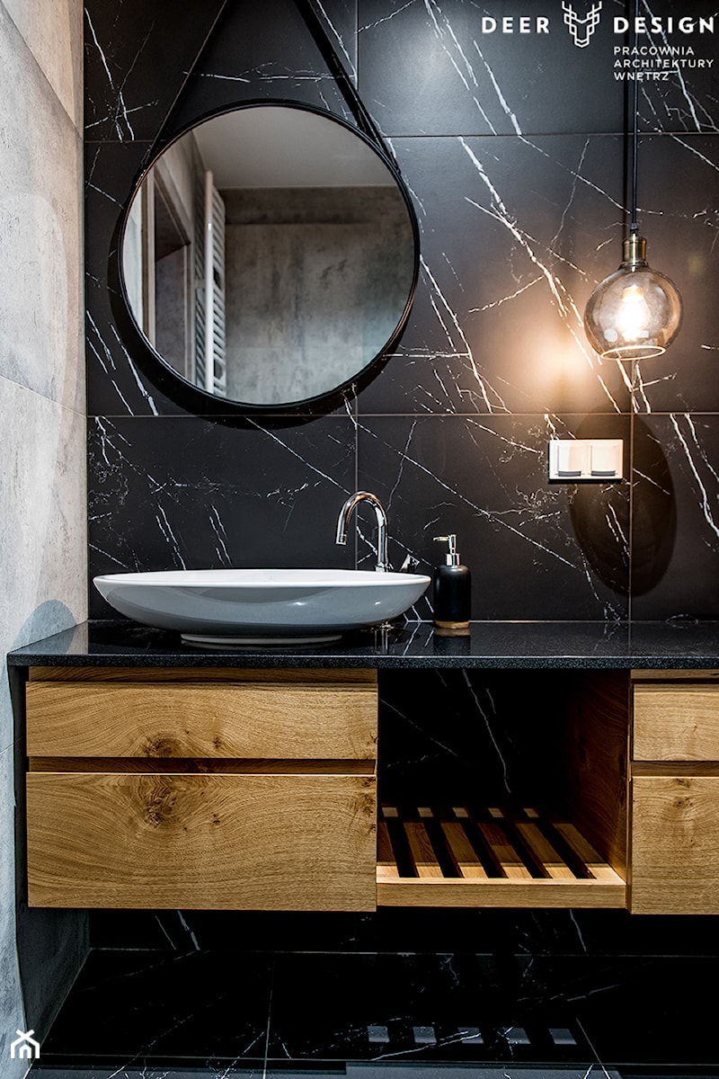 Postaw na czerń - Bez okna z lustrem z marmurową podłogą łazienka, styl minimalistyczny - zdjęcie od Deer Design
