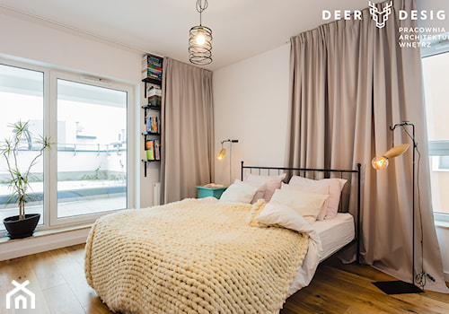 Na Saskiej Kępie w stylu loftowym - Mała biała sypialnia, styl skandynawski - zdjęcie od Deer Design