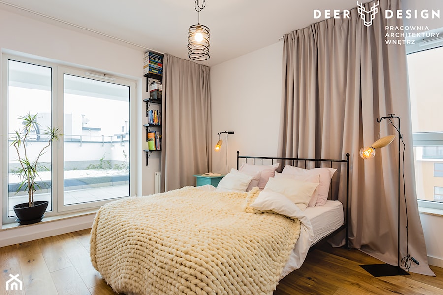 Na Saskiej Kępie w stylu loftowym - Mała biała sypialnia, styl skandynawski - zdjęcie od Deer Design