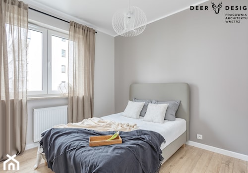 Z turkusowym akcentem - Średnia beżowa sypialnia, styl skandynawski - zdjęcie od Deer Design