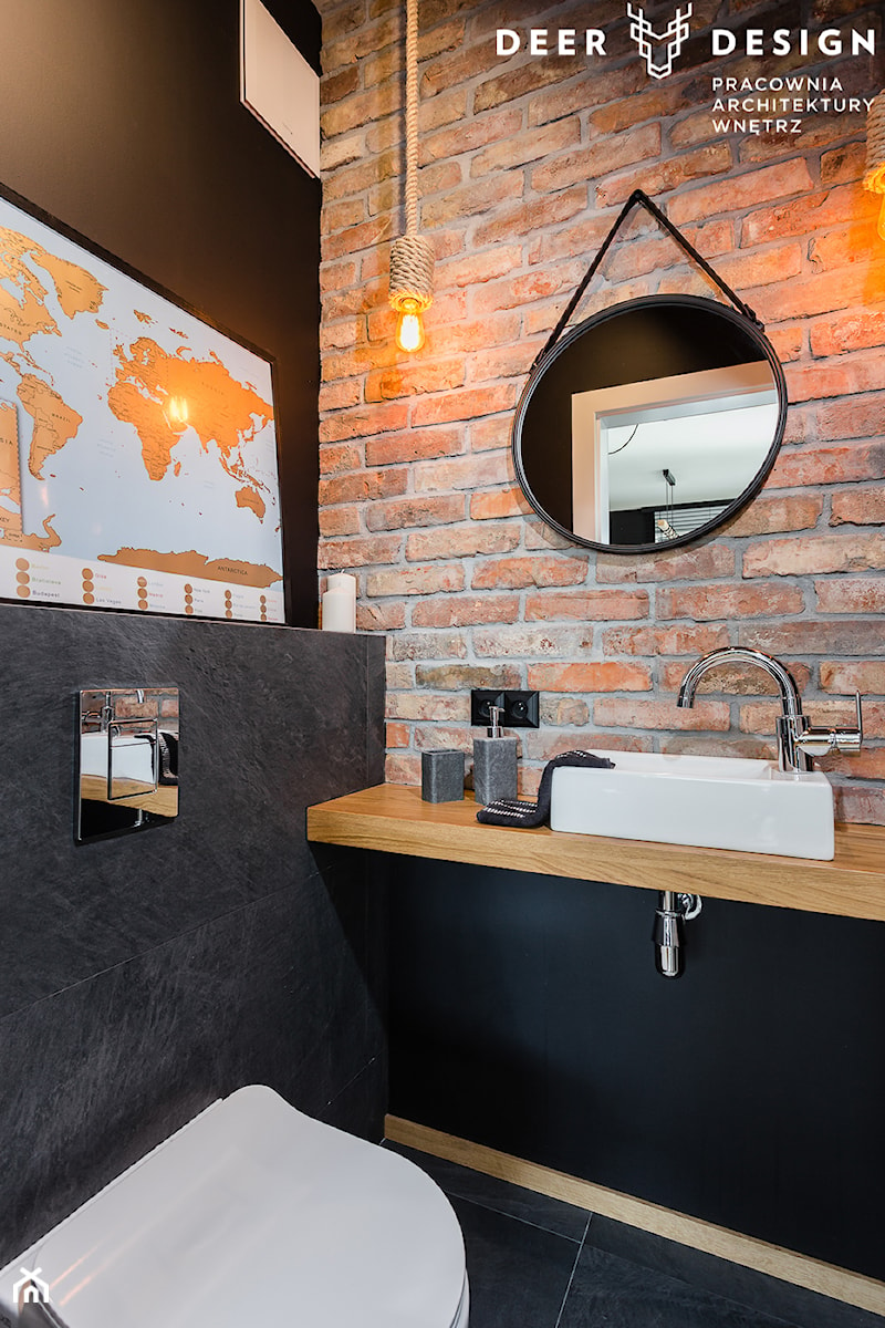 Niebanalne rozwiązania na Wilanowie - Mała na poddaszu bez okna z pralką / suszarką łazienka, styl industrialny - zdjęcie od Deer Design