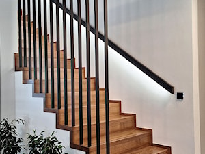 Nowoczesne drewniane schody - zdjęcie od Projekt do kwadratu