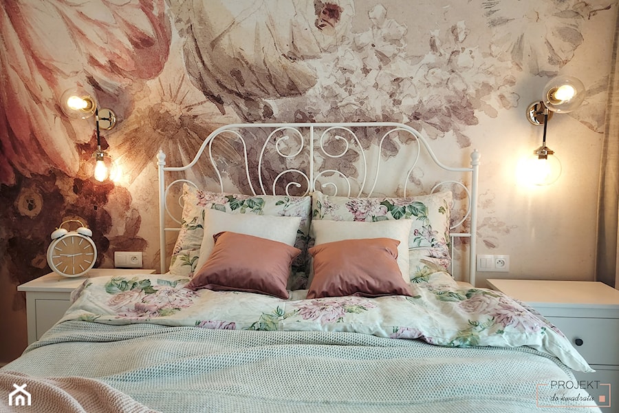 Metalowe łóżko i piękna tapeta - zdjęcie od Projekt do kwadratu